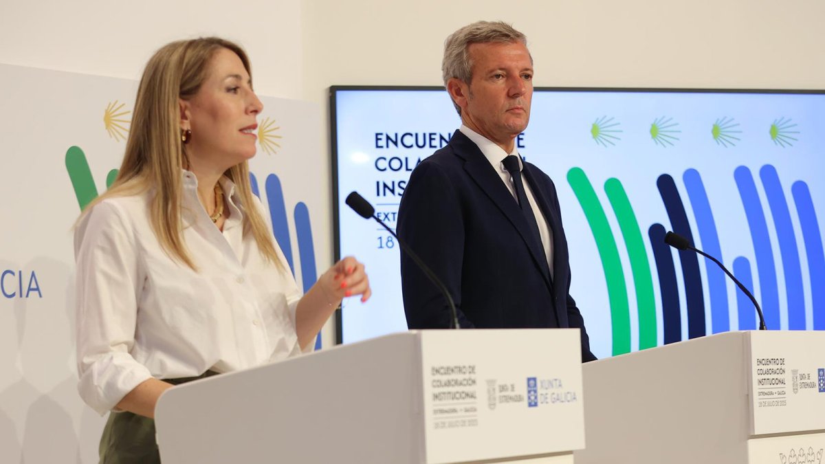 La presidenta de la Junta de Extremadura, María Guardiola, junto a su homólogo gallego, Alfonso Rueda, en una rueda de prensa en Mérida.