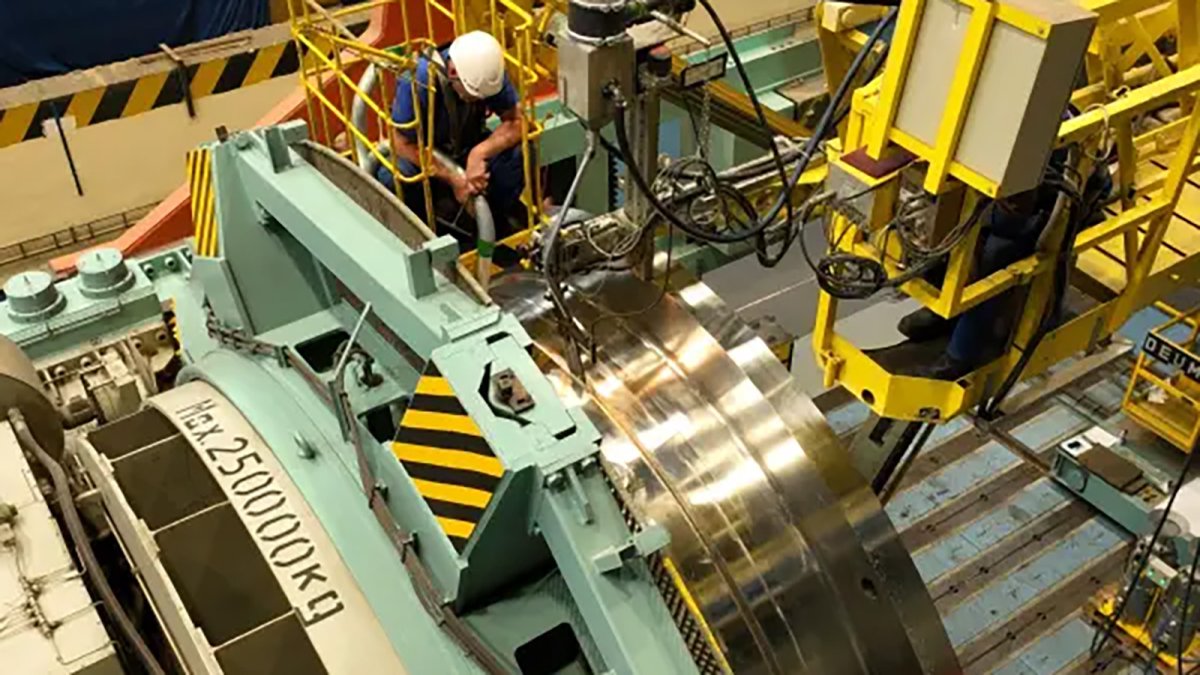 Empleado de Rolls Royce trabaja en un SMR. 