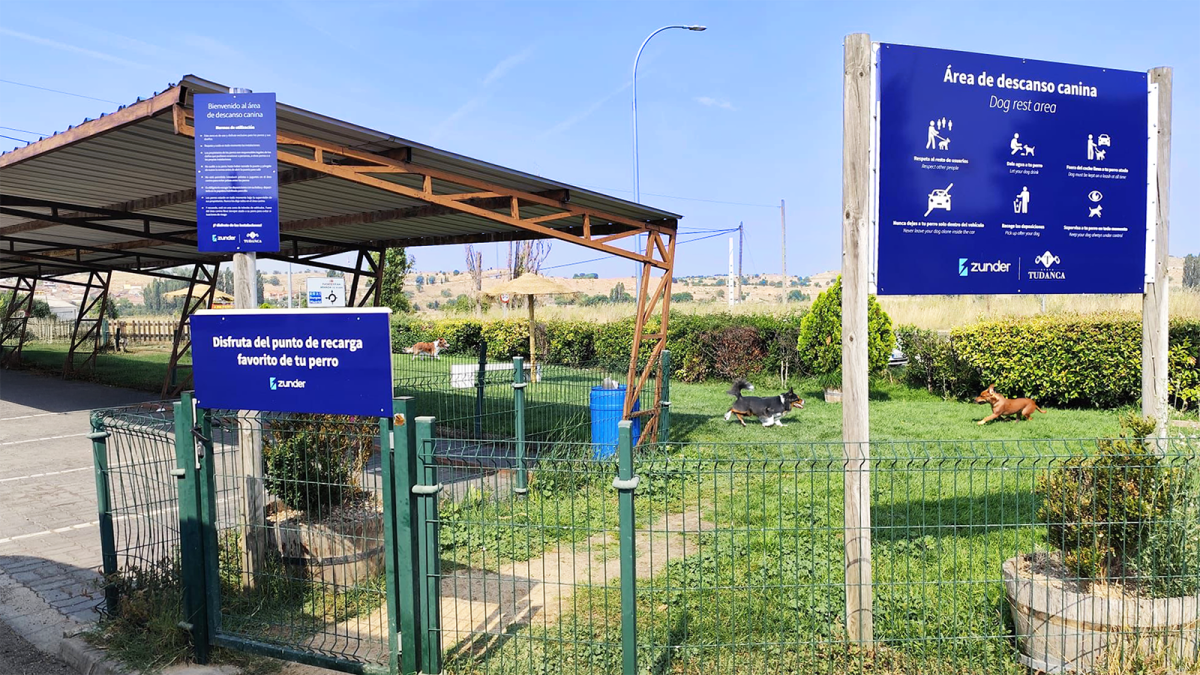 Zunder abre la primera área canina en una estación de carga ultrarrápida.