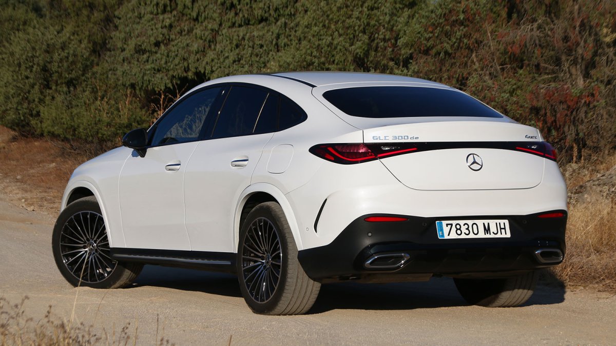 Prueba de los Mercedes-Benz GLC 300 de y E 220d: dos maneras de mantener vivo al diésel
