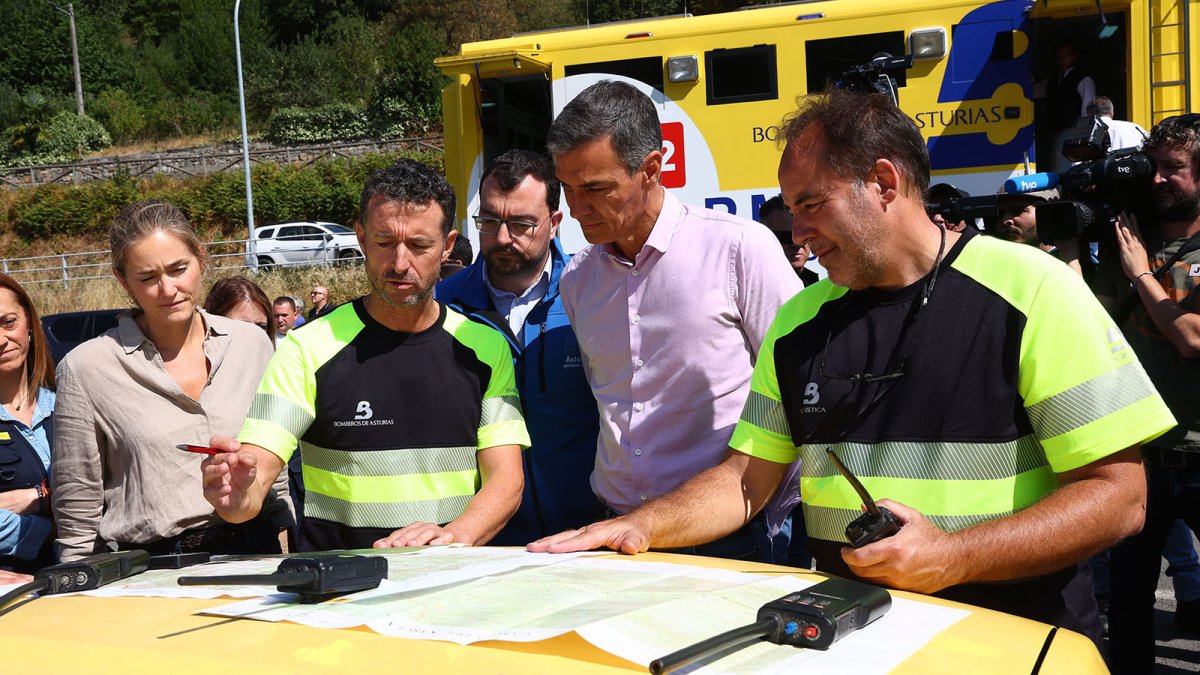 El presidente del Gobierno, Pedro Sánchez, recibe las explicaciones de los responsables de los dispositivos de emergencias y de coordinación.