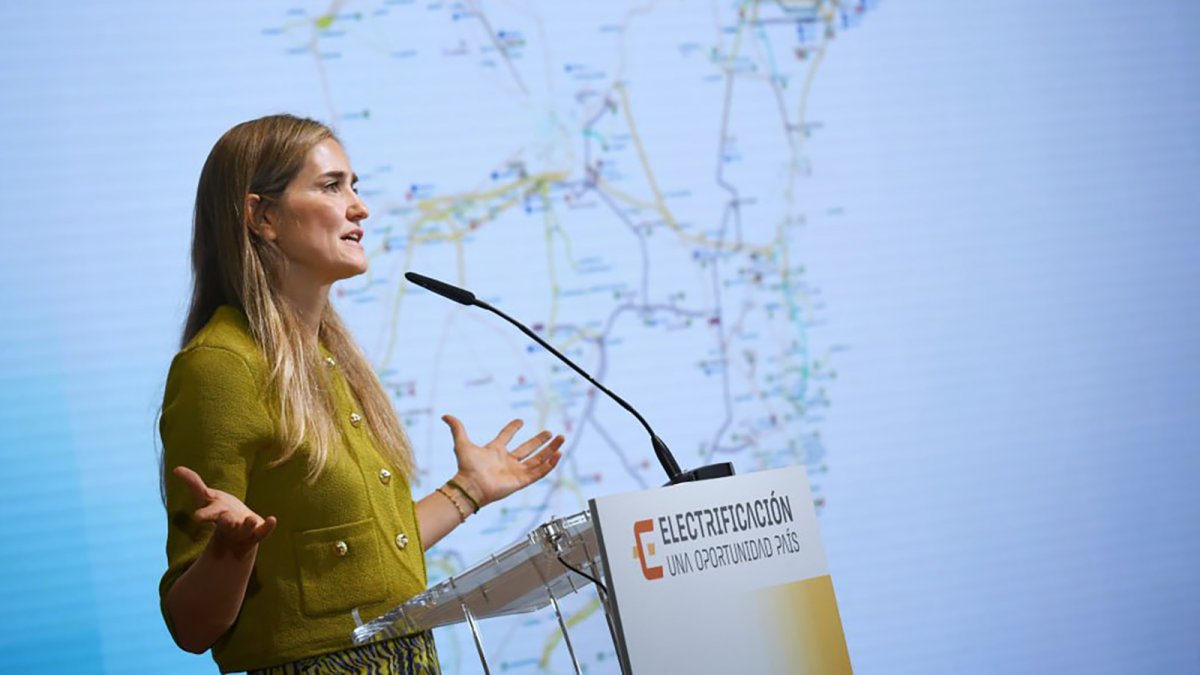 Aagesen discute este martes con el PP en el Senado la planificación de la electricidad