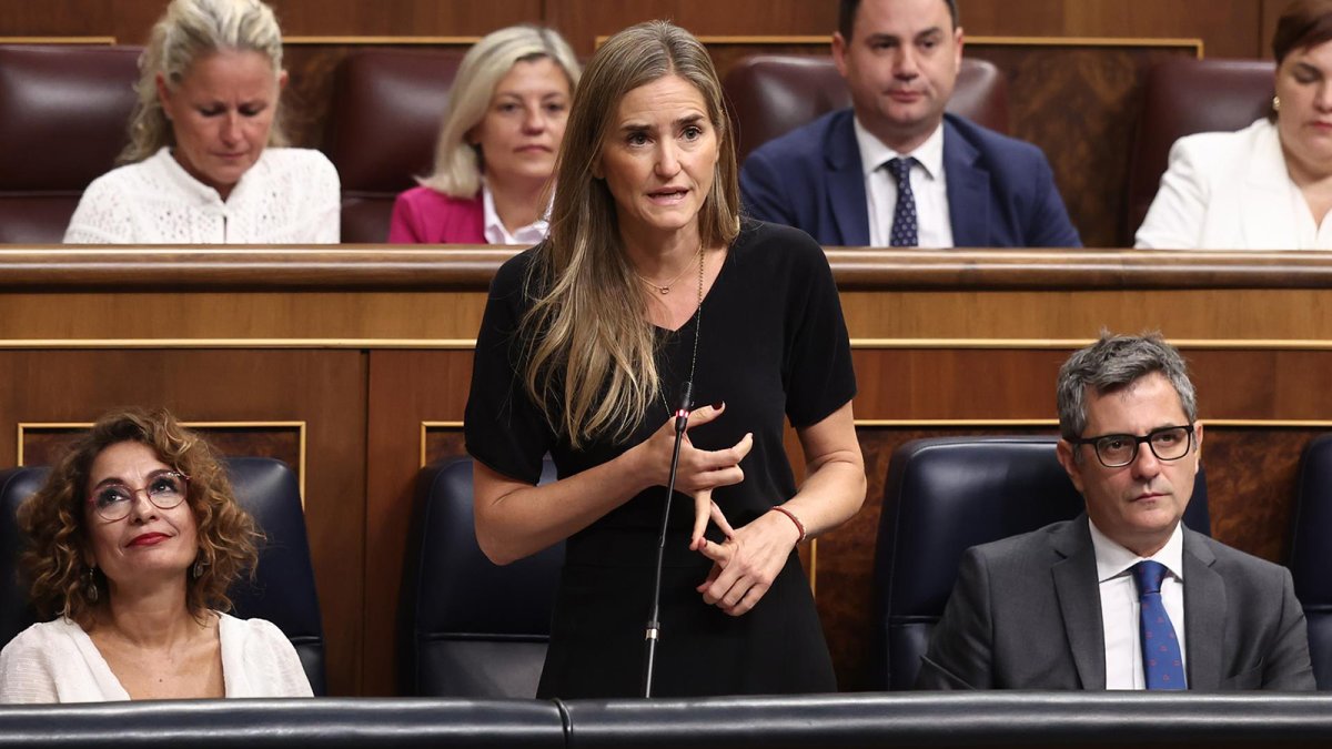 Aagesen tiende la mano en el Congreso para aprobar la planificación de la red de electricidad hasta 2030