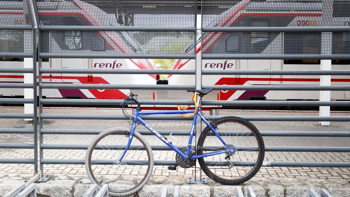 Una bicicleta atada a una de las verjas de la estación de cercanías de Valdemoro.