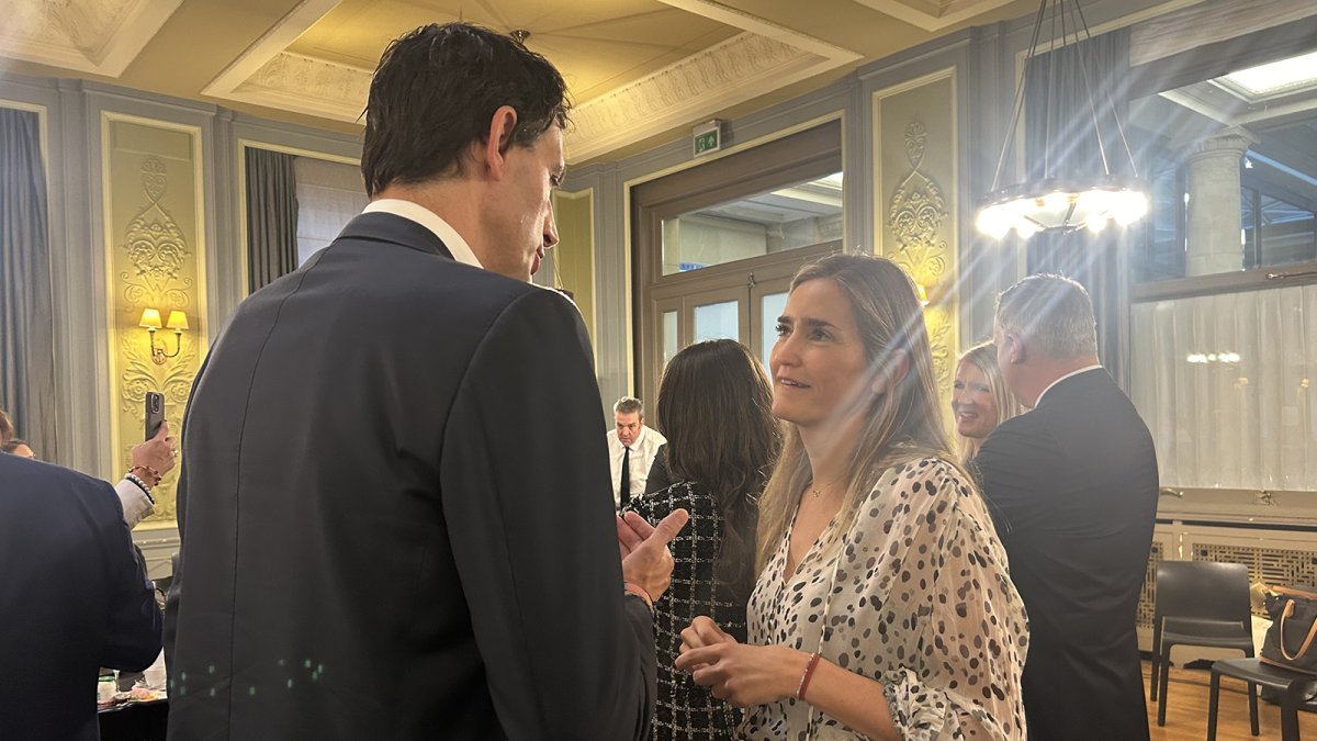 El comisario de Acción Climática Wopke Hoekstra, habla con la ministra Sara Aagesen.