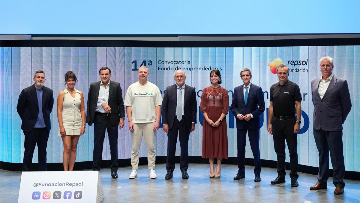 Startups seleccionadas junto a Antonio Brufau, presidente de Repsol, y Luis Cabra, director general de Transición Energética, Tecnología, Institucional y adjunto al CEO de Repsol.