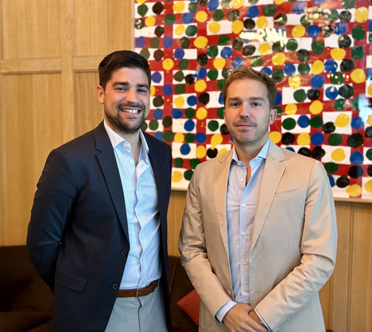 Brais Armiño y Javier Pollo, durante un momento de la entrevista.