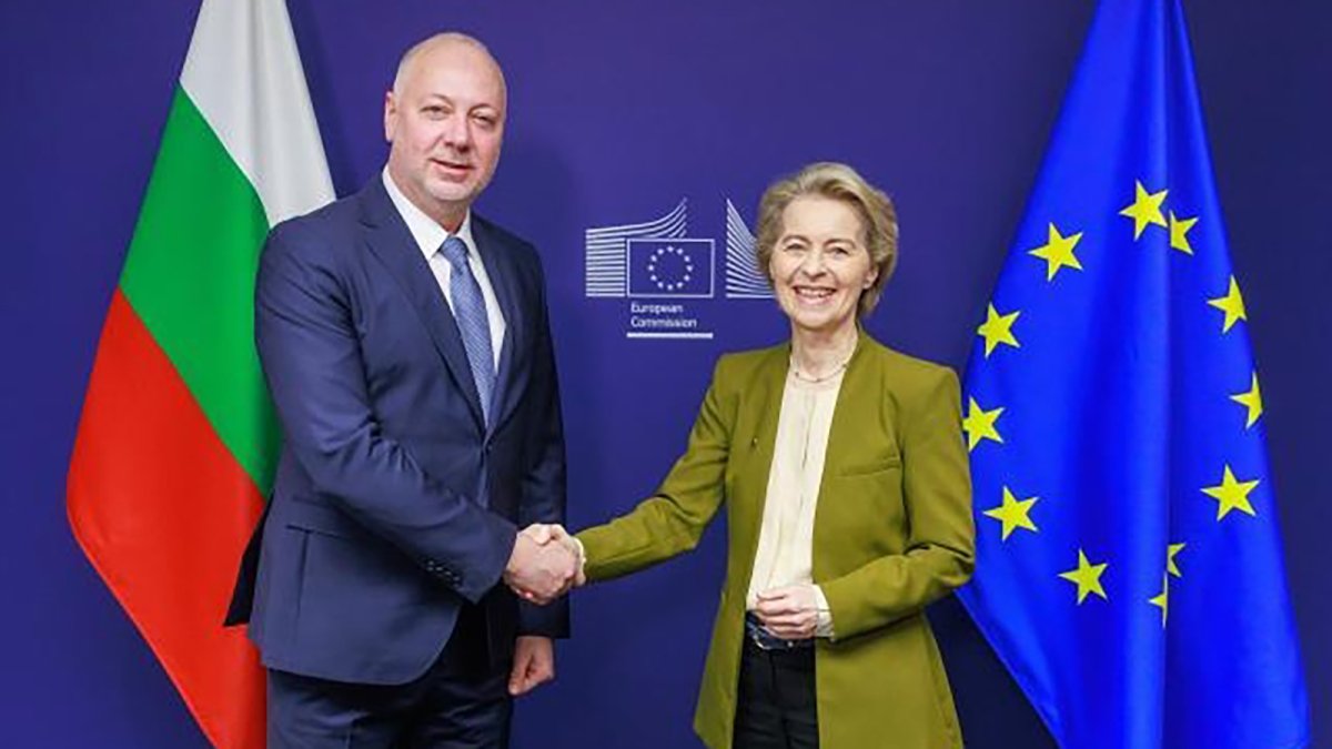 El primer ministro de Bulgaria, Rosen Zhelyazkov, y la presidenta de la CE, Ursula von der Leyen.