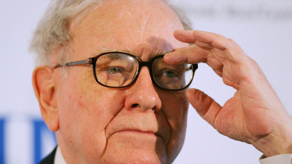 El inversor estadounidense Warren Buffett asiste a una conferencia de prensa. Berkshire Hathaway, el holding del inversor estadounidense Warren Buffett, reportó una acumulación récord de efectivo de 325.200 millones de dólares en el tercer trimestre, tras la venta de la compañía.