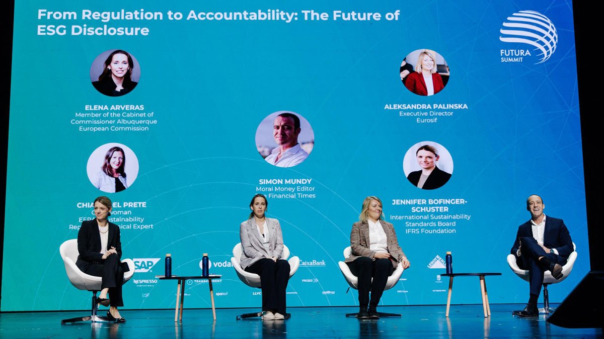 La comisaria europea, Elena Arveras, la miembro de International Sustainability Standards Board (ISSB), Jennifer Bofinger-Schuster y la directora ejecutiva de Eurosif, Aleksandra Palinska, durante la primera jornada del ESG Summit Europe 2025.
