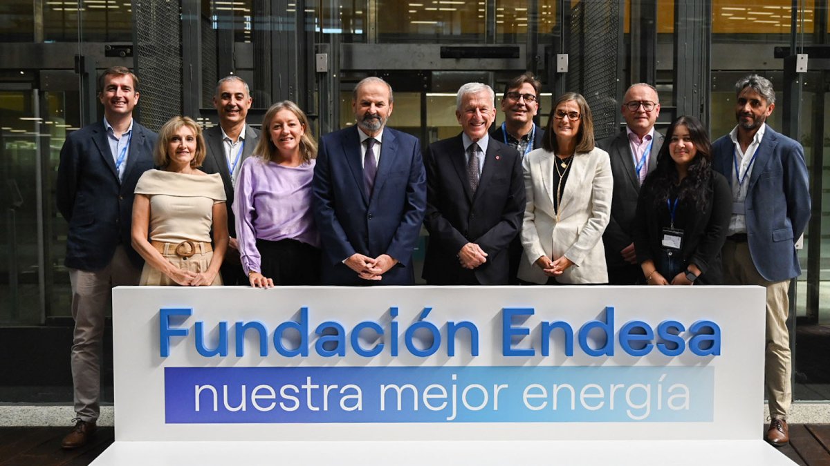 Foto de grupo del acto de celebración del XV aniversario del Programa de Formación de Endesa y Cáritas. En el centro, de izquierda a derecha: Natalia Peiró, secretaria general de Cáritas Española; Juan Sánchez-Calero, presidente de Endesa y de Fundación Endesa; Manuel Bretón, presidente de Cáritas Española, y María Malaxechevarría, directora general de Fundación Endesa.