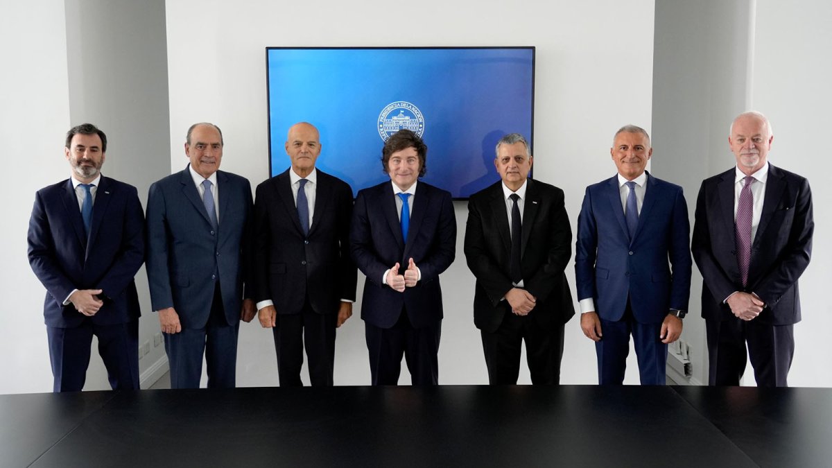 La petrolera argentina YPF firma con italiana Eni acuerdo para exportar GNL de Vaca Muerta