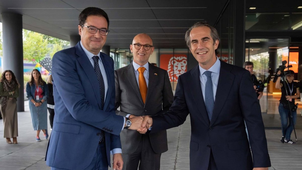 El ministro de Transformación Digital, Óscar López; el embajador de Países Bajos en España, Roel Nieuwenkamp; y el CEO de ING para España y Portugal, Alfonso Tolcheff. 