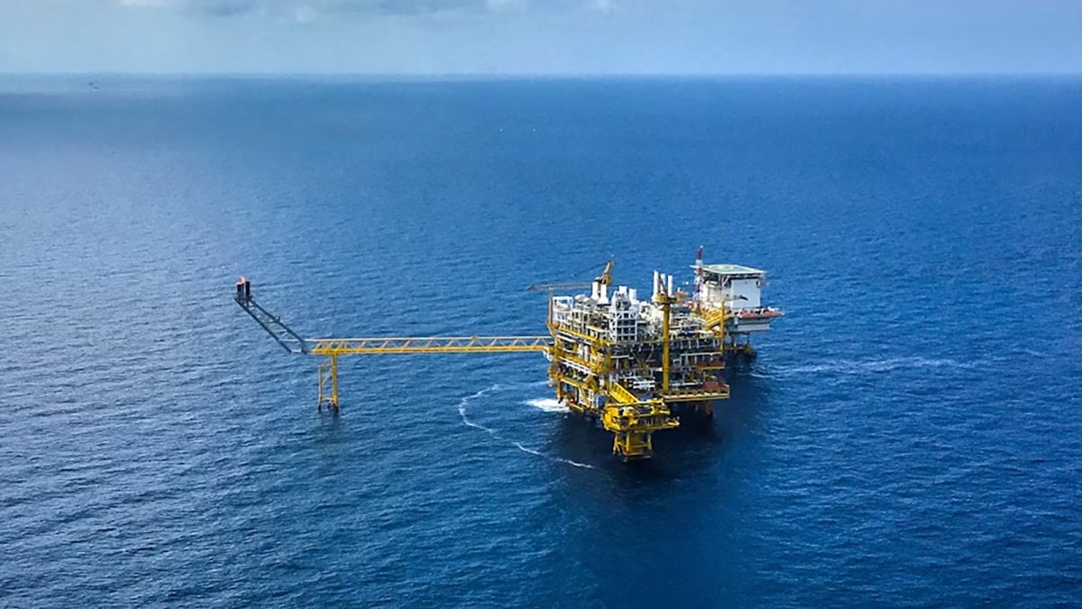 La AIE prevé un creciente superávit de petróleo en el mercado