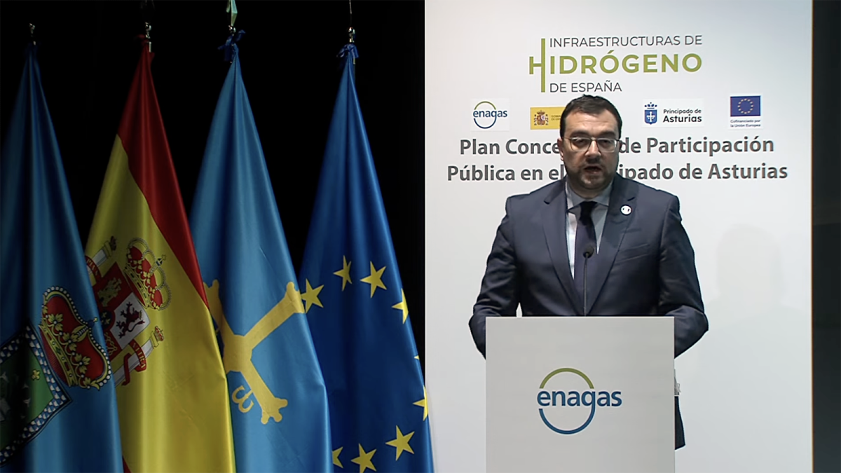 El presidente del Principado de Asturias, Adrián Barbón, en la presentación del plan conceptual de participación pública de la red troncal española de hidrógeno en el Principado de Enagás.