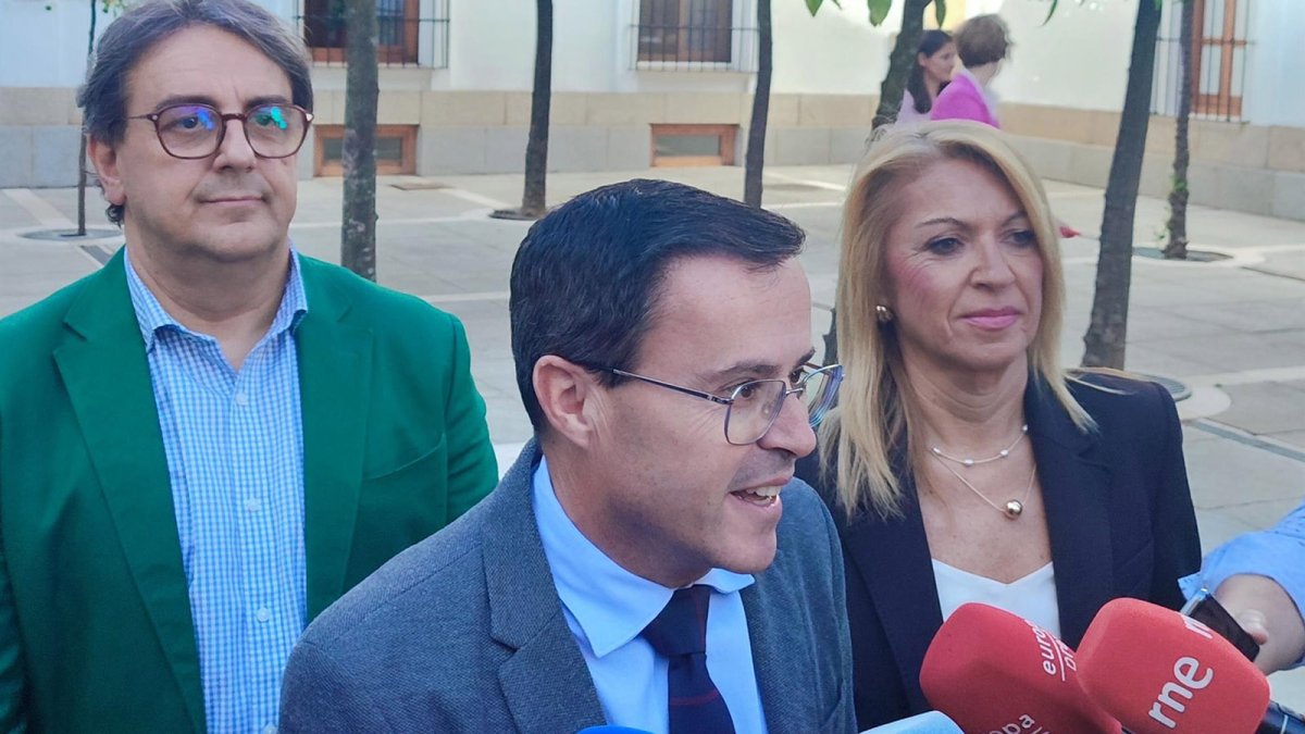 El PSOE de Extremadura apoyará la prórroga de Almaraz si la solicitan las empresas pero no "a costa" de la 'ecotasa'