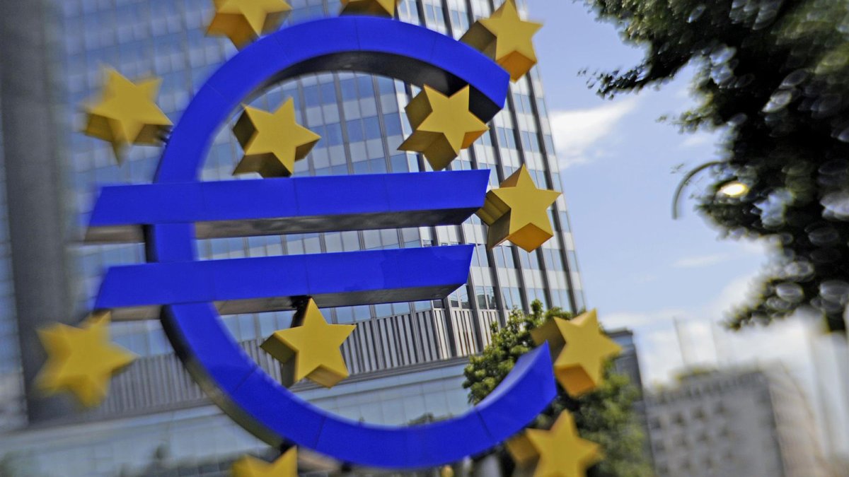 Imagen de archivo de una escultura con el símbolo de un euro. 