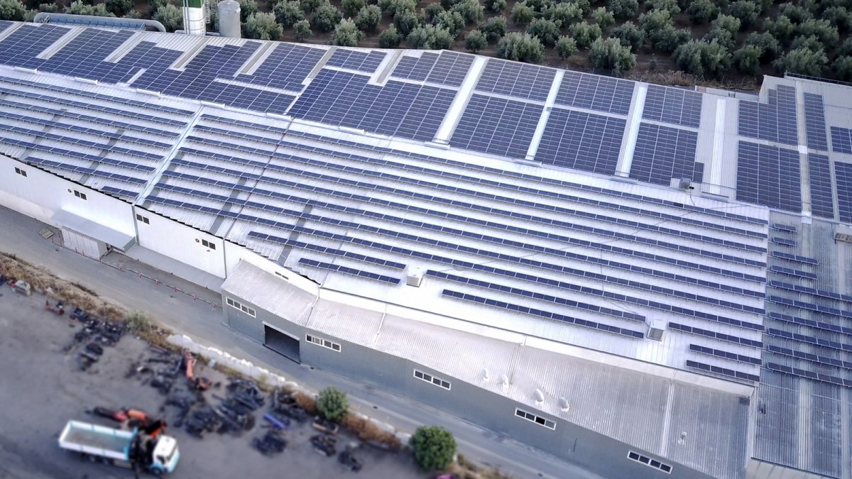 EnchufeSolar y Risen impulsan su mayor instalación con el sistema de gestión energética inteligente Estratego