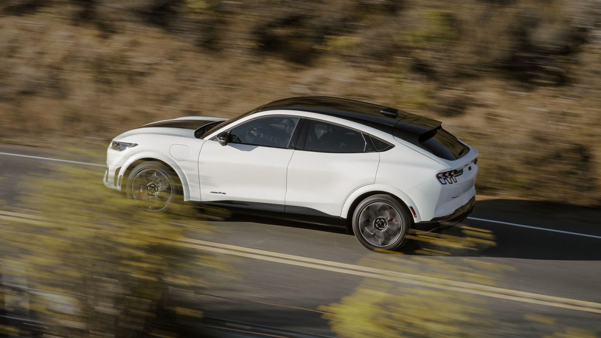 Reinterpreta el mítico Mustang California de 1968 pero en clave eléctrica. 