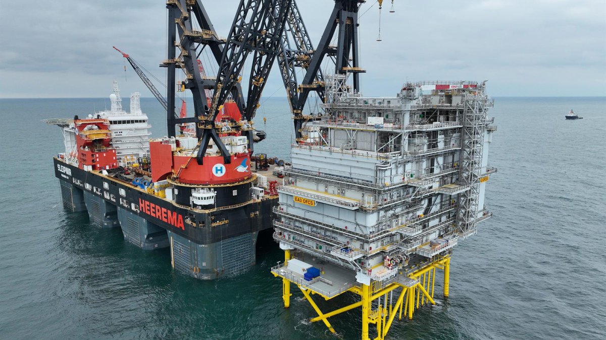 Iberdrola instala la estación convertidora de su parque eólico marino East Anglia Three en aguas británicas