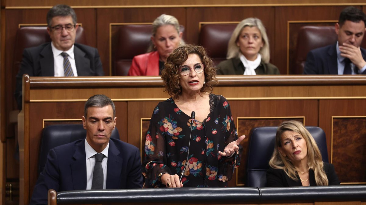 El PP espeta a Montero que banca y energéticas se han "forrado" mientras los españoles tributan más que nunca