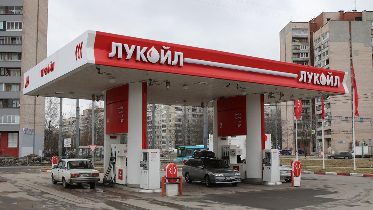 Lukoil acepta vender sus activos internacionales a Gunvor