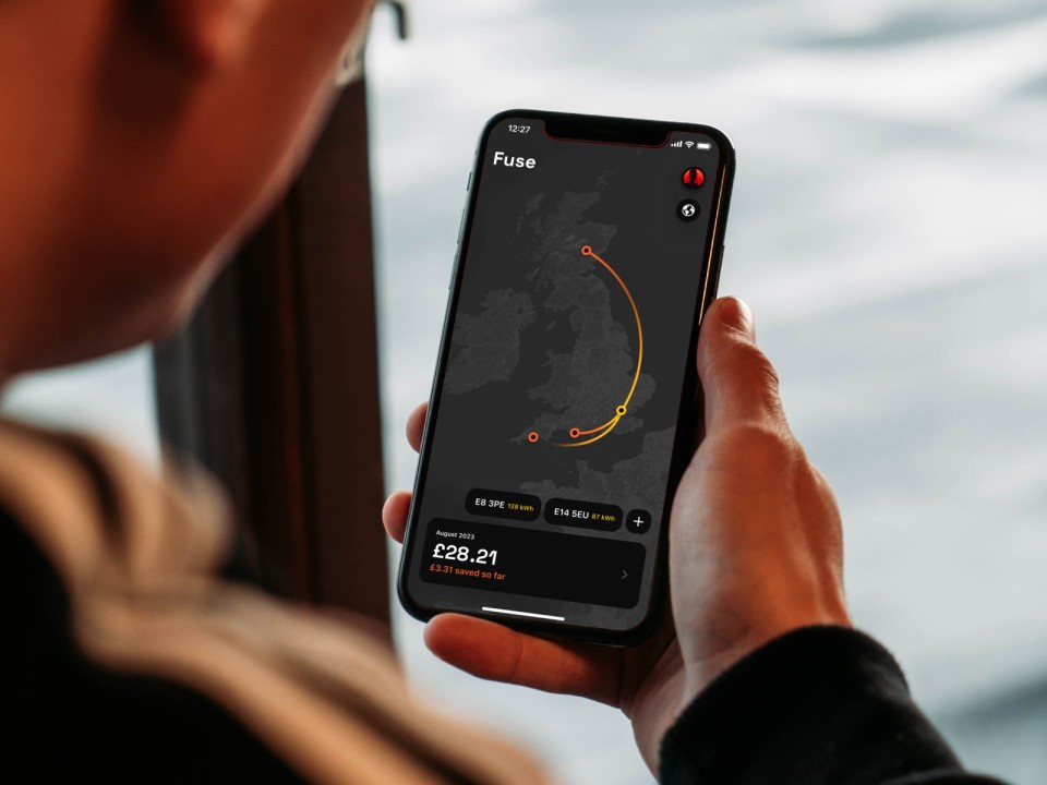 Un usuario utiliza la app de Fuse Energy en Reino Unido.