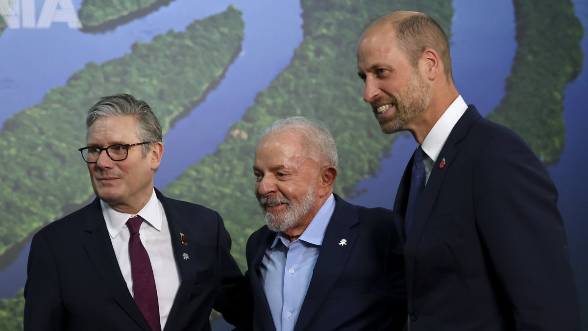 El presidente brasileño Luiz Inácio Lula da Silva saluda al primer ministro británico Keir Starmer y al príncipe Guillermo durante la COP30.