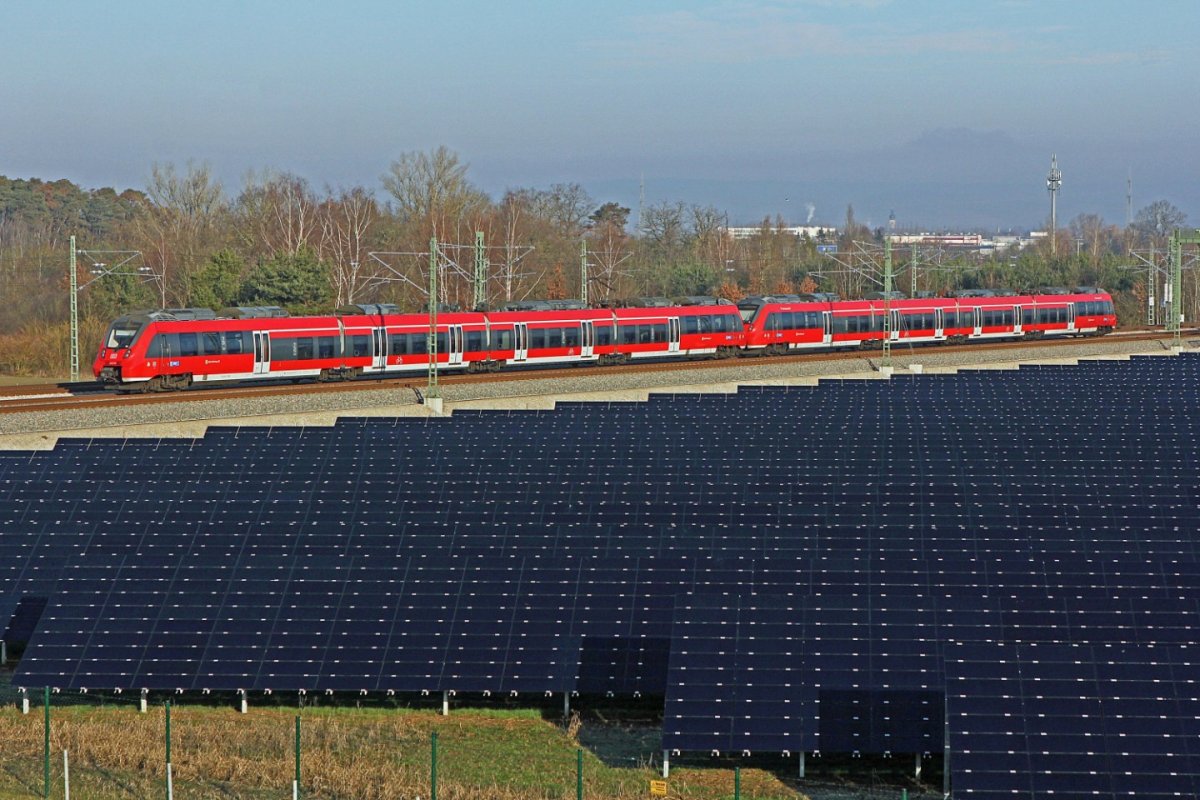 Sistema fotovoltaico a lo largo de una línea ferroviaria de Deutsche Bahn.