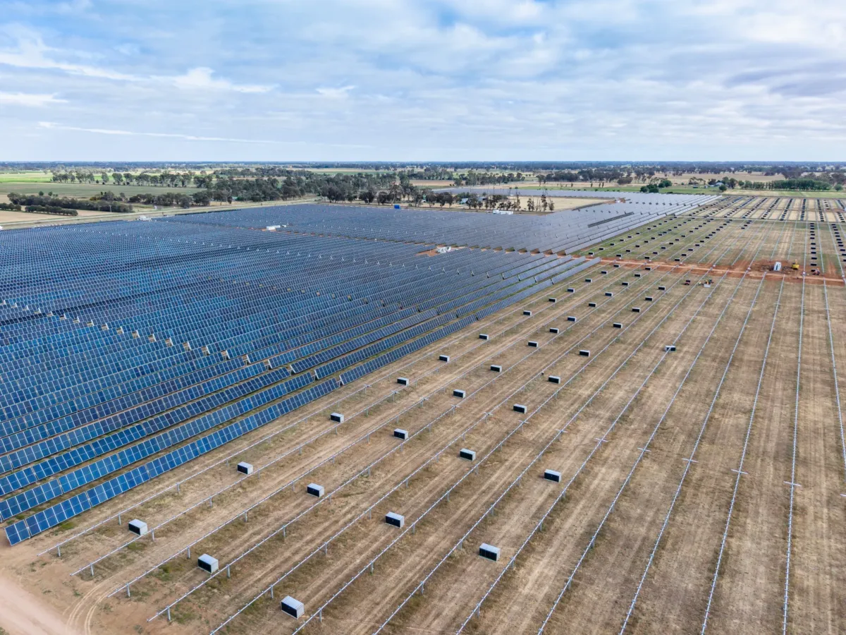 La energía solar a gran escala alcanza una participación récord del 30,6% en la red principal de Australia 