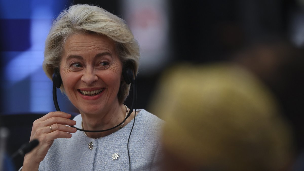 La presidenta de la Comisión Europea, Ursula von der Leyen, participa en la Sesión Plenaria General de Líderes de la COP30. 