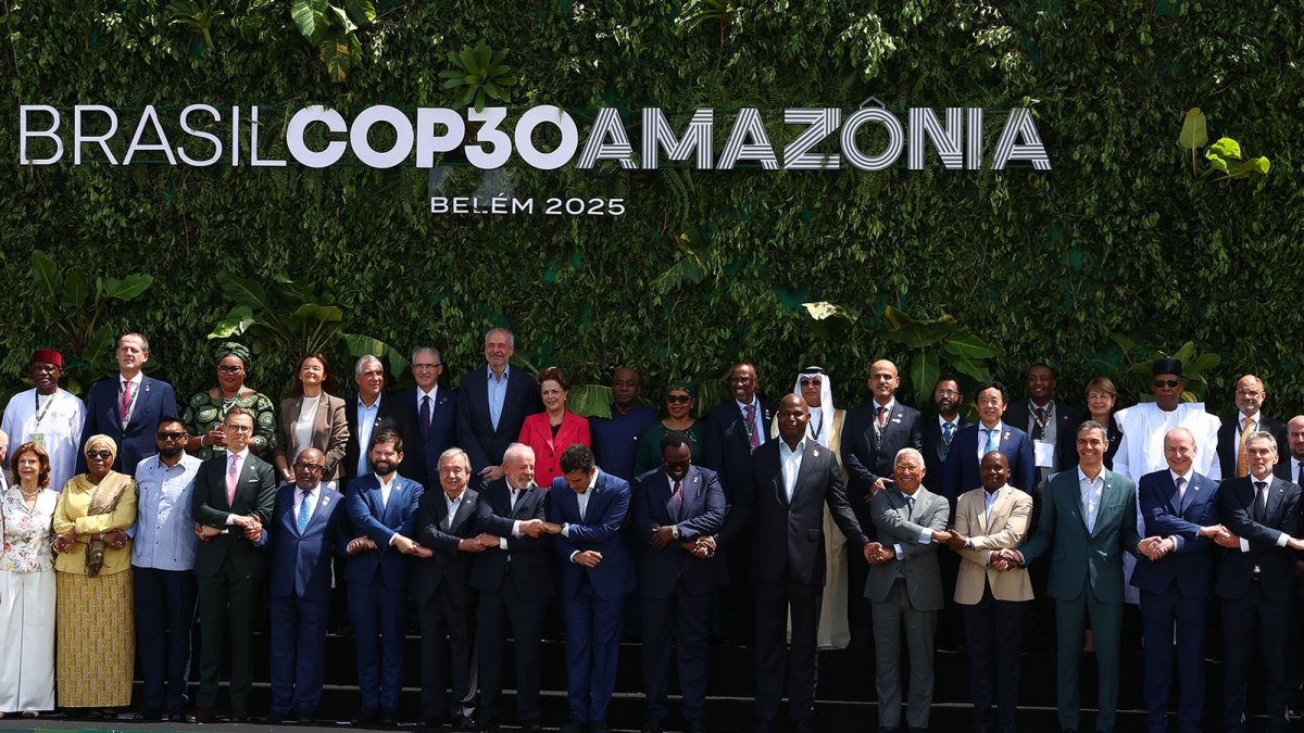 Los líderes posan para una foto de familia durante la Conferencia de las Naciones Unidas sobre el Cambio Climático COP30.