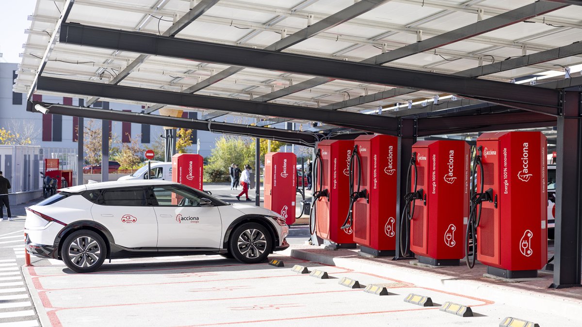 Acciona Energía y el Ayuntamiento de Madrid inauguran una electrolinera renovable en Vicálvaro