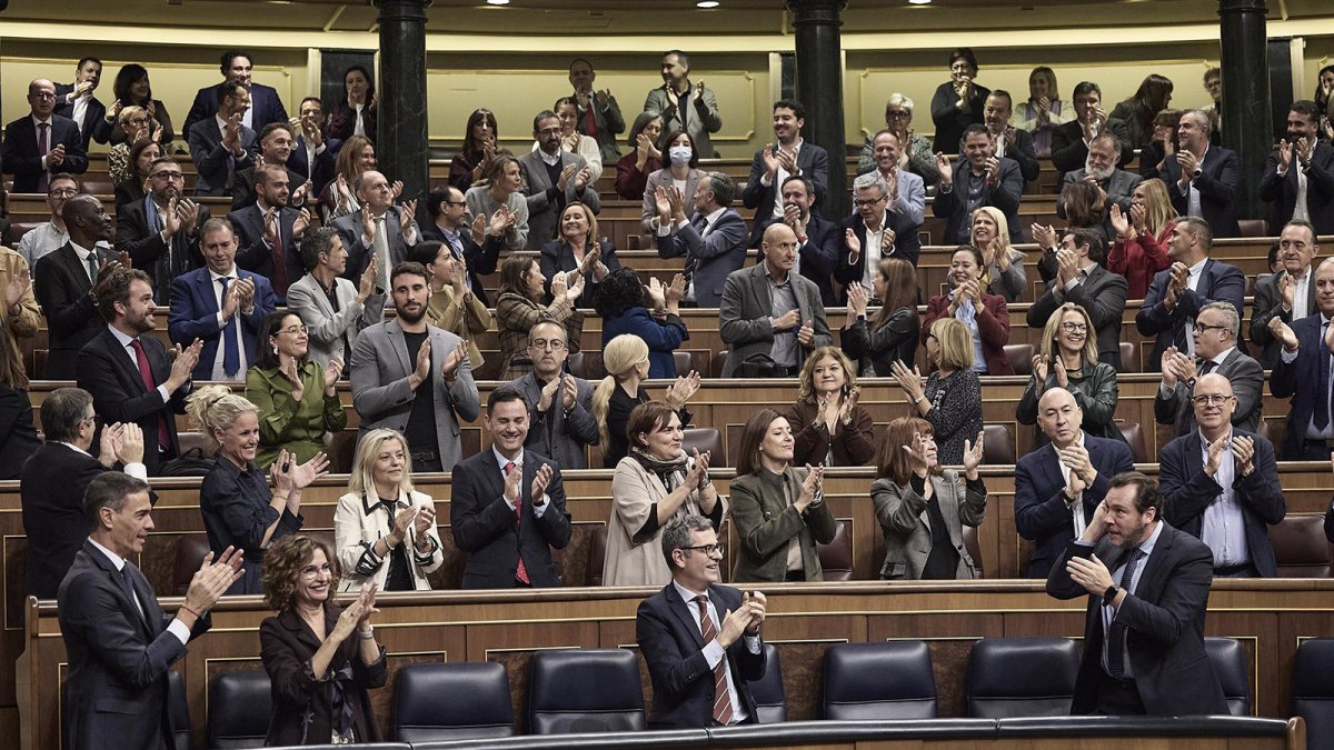 Diputados celebran una votación durante una sesión plenaria en el Congreso de los Diputados, a 13 de noviembre de 2025, en Madrid.