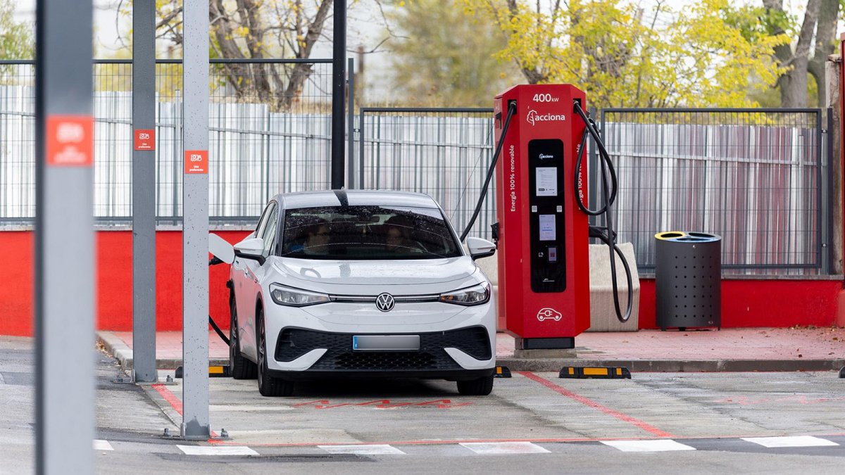 Electrolinera pública más grande de Madrid, en Vicálvaro, a 14 de noviembre de 2025, en Madrid (España). 