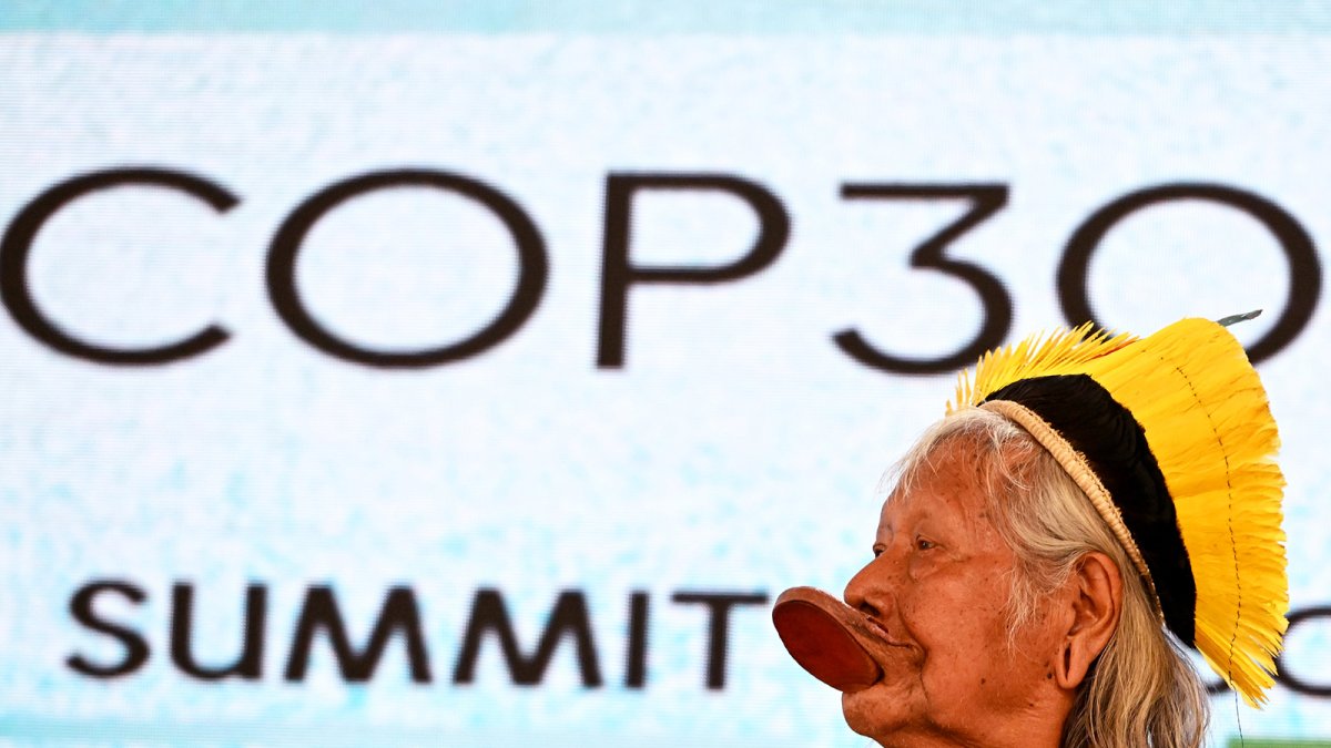 El líder indígena brasileño Raoni Metuktire asiste a la "Audiencia de la Cumbre de los Pueblos" en la Universidad Federal de Pará (UFPA) durante la 30ª Conferencia de las Partes (COP30). 