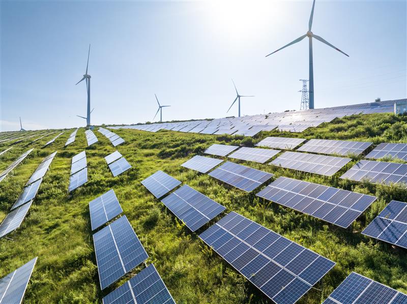 El mundo echa el freno al invertir en energías renovables a pesar de la cifra récord de 807.000 millones en 2024