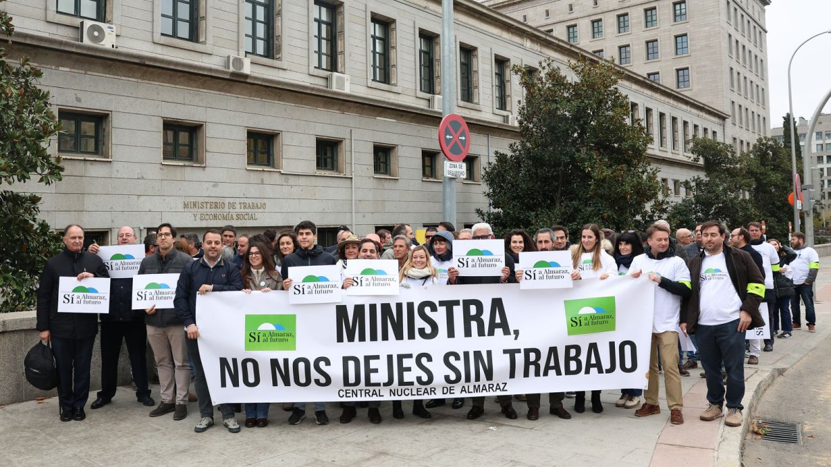 Los trabajadores de Almaraz defienden en Madrid el futuro de los 4.000 empleos que dependen de la central
