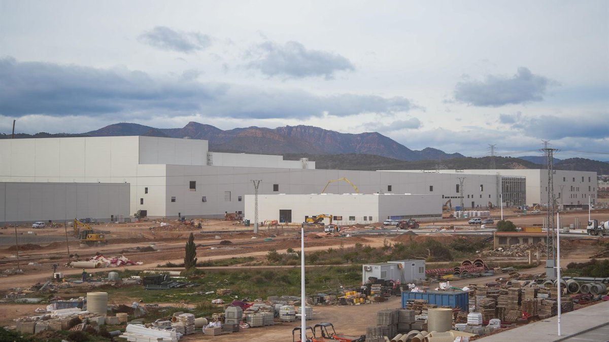 Acceso a la obra, durante una visita a la gigafactoría PowerCo, a 24 de noviembre de 2025, en Sagunto, Valencia, Comunidad Valenciana (España). 