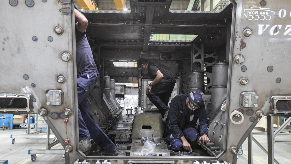 Operarios trabajando en una fábrica.