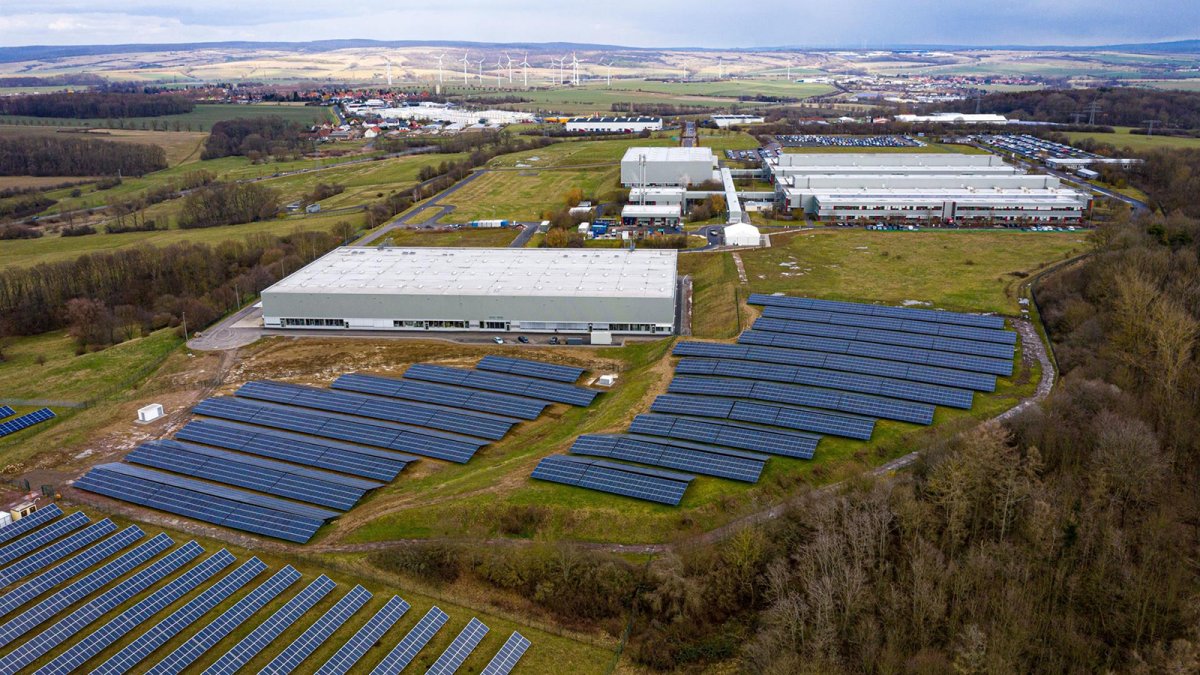 Paneles fotovoltaicos anexos a planta de Bosch.