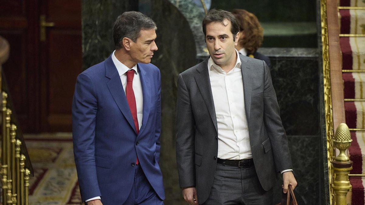 El presidente del Gobierno, Pedro Sánchez, y el ministro de Economía, Comercio y Empresa, Carlos Cuerpo.