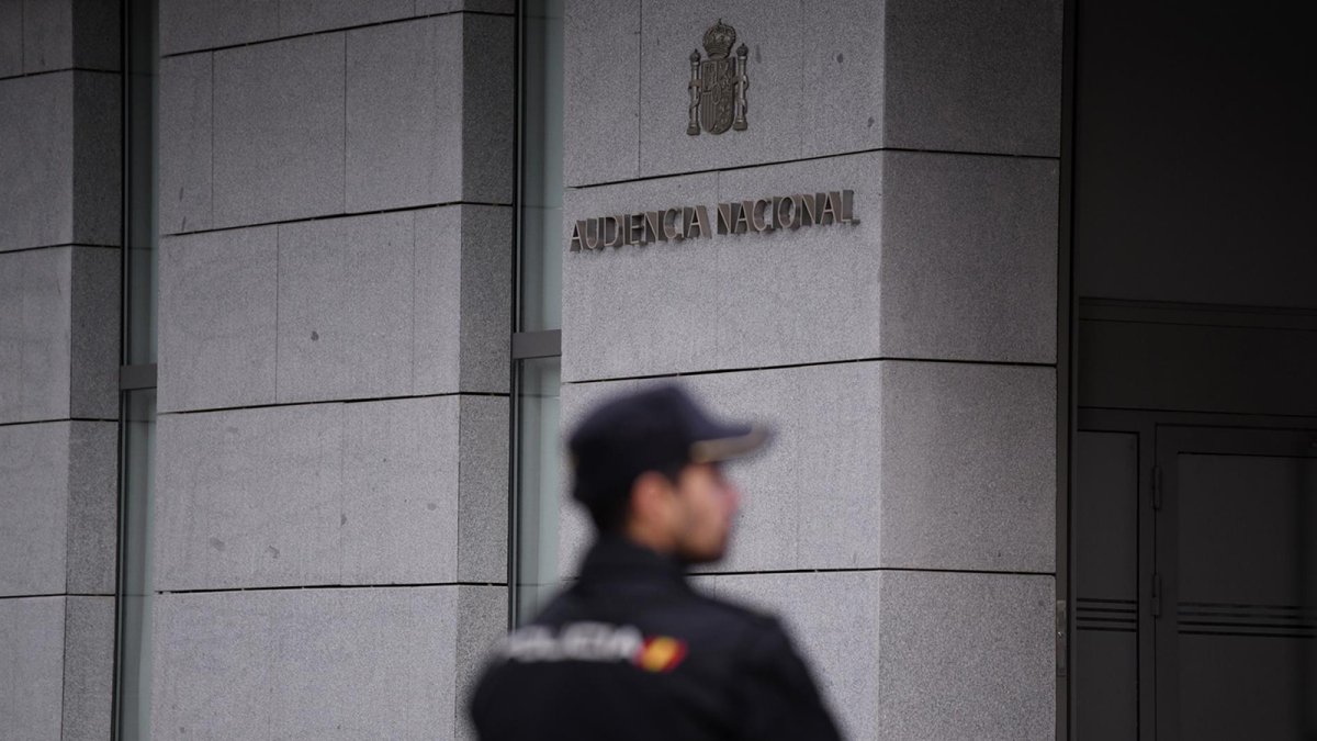 Un agente de Policía en la entrada de la Audiencia Nacional.