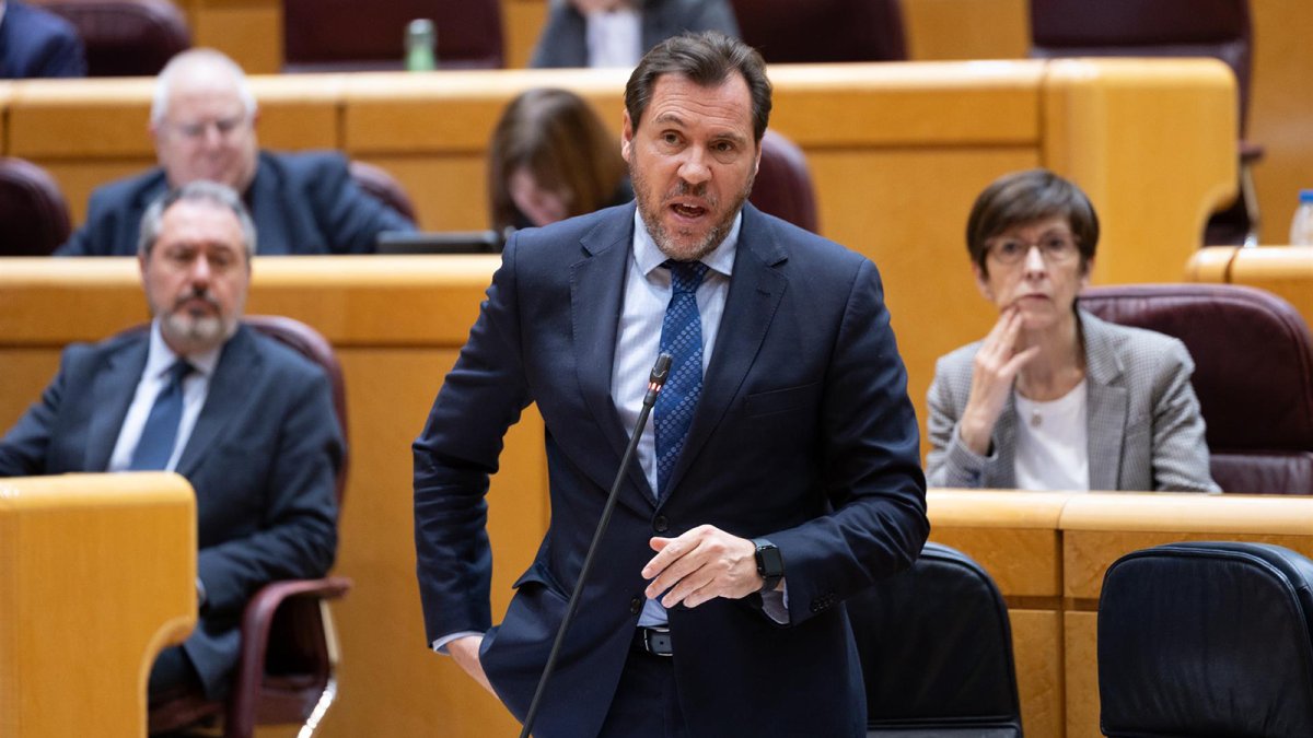 El ministro de Transportes y Movilidad Sostenible, Óscar Puente, interviene durante una sesión plenaria en el Senado.