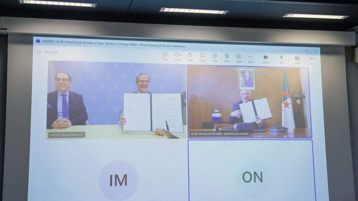 El ministro de Exteriores de Argelia, Ahmed Attaf, y el director general de la OIEA, Rafael Mariano Grossi, conversaron además por videoconferencia sobre los acuerdos en energía nuclear.