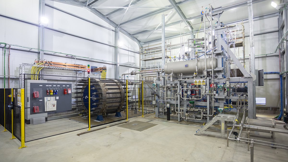 El electrolizador del proyecto H2OP ya suministra hidrógeno renovable a Viscofan