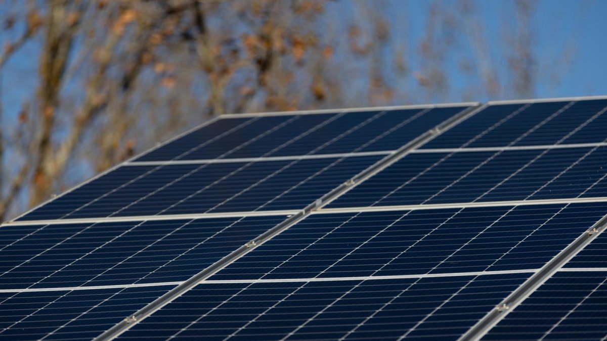 La instalación de autoconsumo en hogares cae un 15% en el tercer trimestre, pero aumenta un 25% en comercios