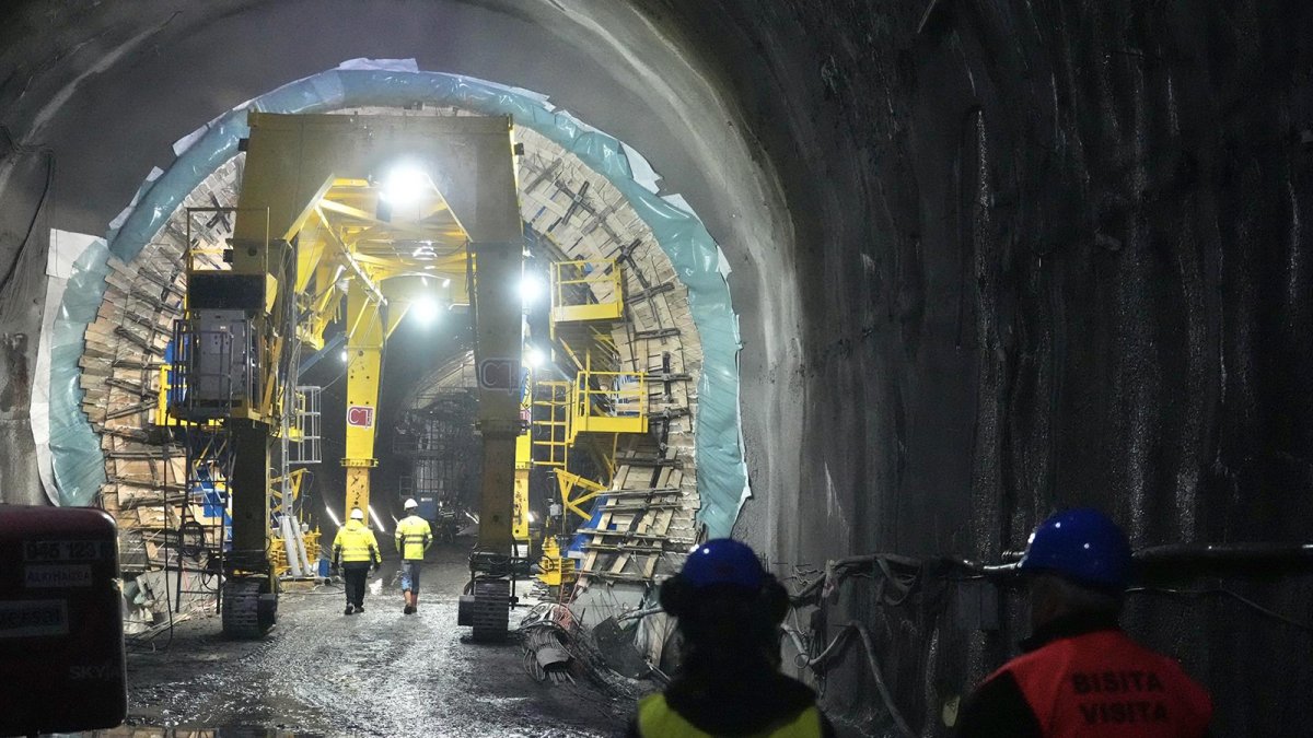 Varias personas trabajan durante la visita a las obras del Tanque de Tormentas de Galindo, a 5 de diciembre de 2025, en Barakaldo, Vizcaya, País Vasco (España).