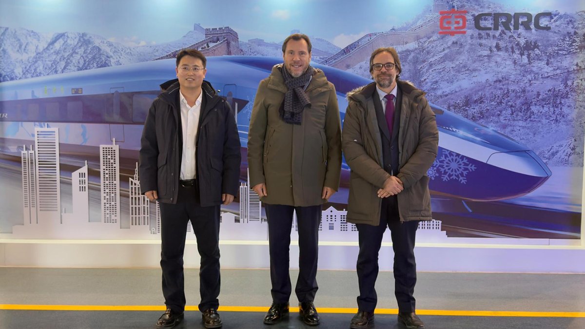 Puente completa su viaje a China con la visita al fabricante de trenes capaz de alcanzar los 350 km/h