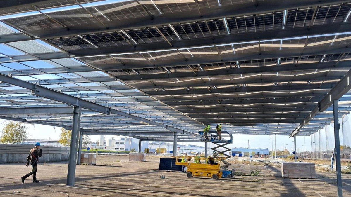 Prosolia Energy despliega marquesinas fotovoltaicas híbridas en plantas de Stellantis en Francia